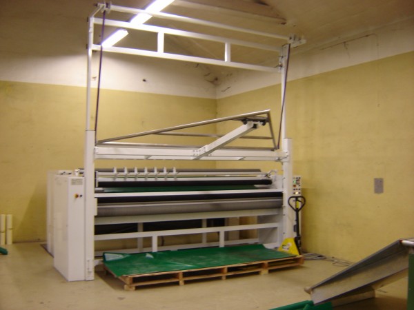 Machine de délaizage pour tissus enduits avec poste de dossage indépendant