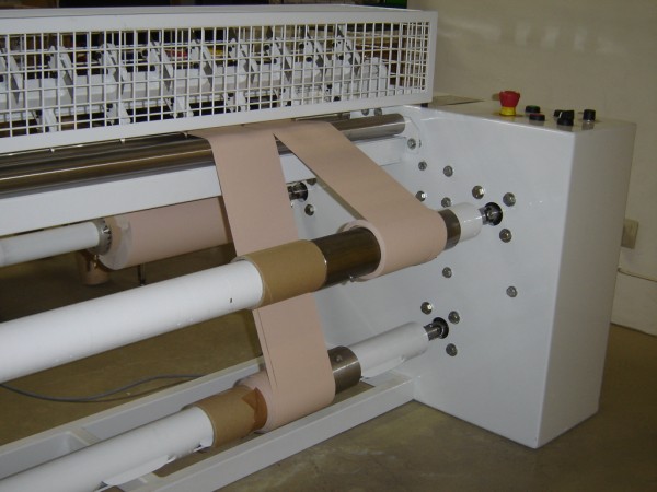 Petite machine de découpe en bandes pour tissus techniques