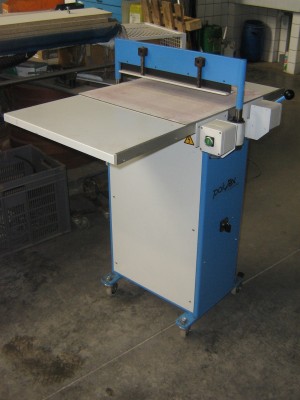 Sample cutting machine