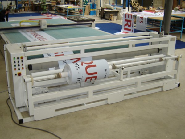 Unrolling machine for very heavy rolls