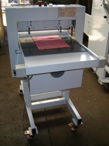 Sample cutting machine