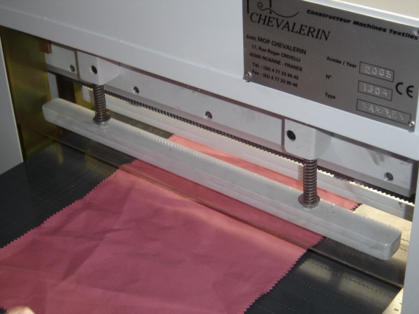 Sample cutting machine