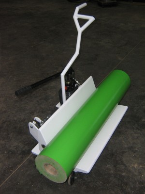 Small trolley for fabric roll unloading on weaving machine